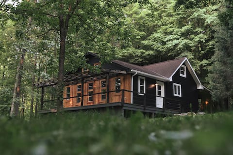 Quaint cottage in the woods with swim spa