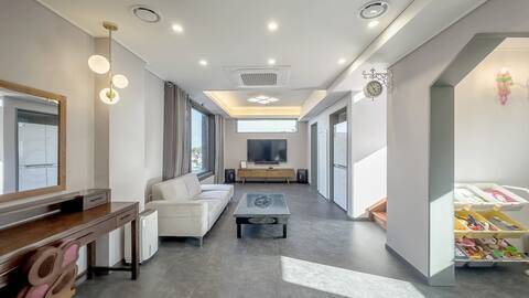 Tidy 301 with white-tone interior located in Pohang (duplex group room)