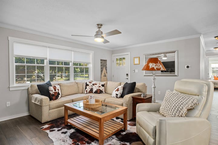 3 En-suites, Hot Tub & Game Rm - Fredericksburg, TX