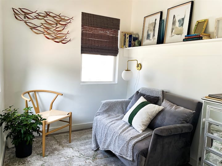 nusu ya chumba cha kulala ina sofa inayoweza kubadilishwa ambayo inageuka kuwa kitanda kikubwa pacha...karibu imejaa!