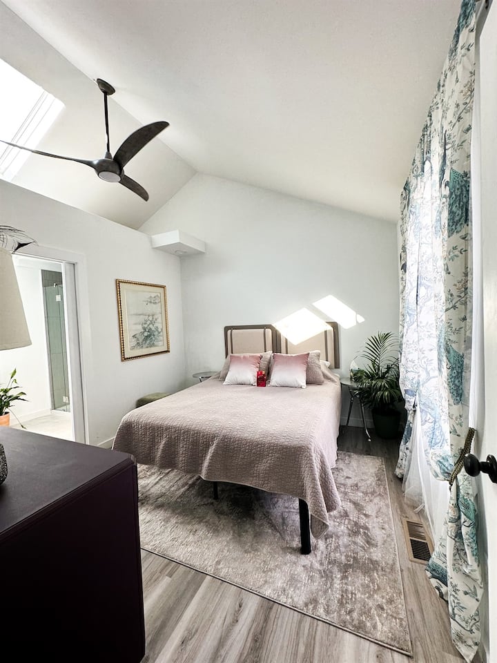 chumba cha kulala cha 2 kina mwangaza wa ajabu wa anga na bafu la kuua