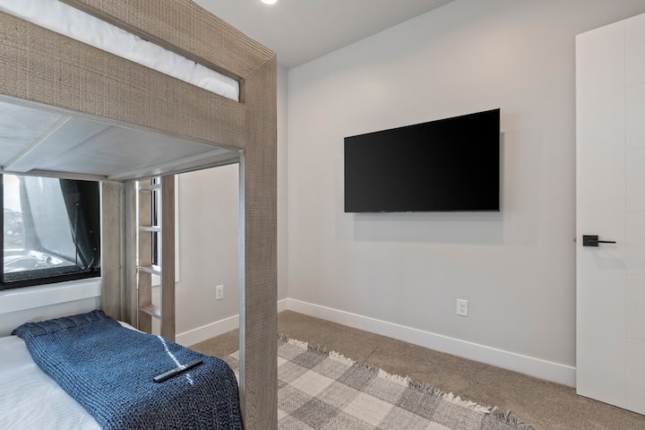 חדר קומתיים עם טלוויזיה 