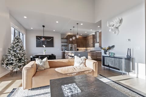 Hot Tub|Snowy Lake Mtn Views |Gorgeous New Home