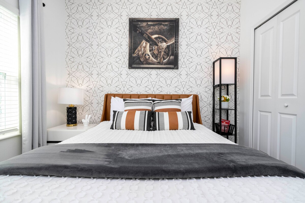 Ground floor bedroom with a queen size bed Our exquisite master bedroom is a breathtaking blend of beauty and comfort. You'll find solace and serenity in every corner, making it the ideal retreat for guests seeking the ultimate vacation experience.