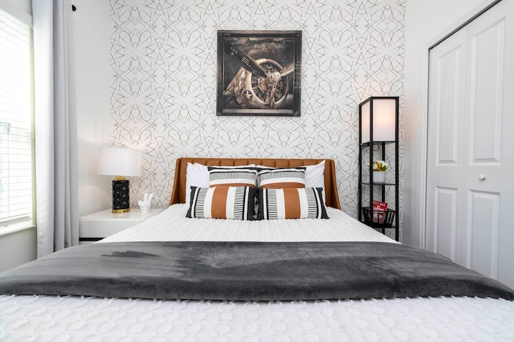 Ground floor bedroom with a queen size bed Our exquisite master bedroom is a breathtaking blend of beauty and comfort. You'll find solace and serenity in every corner, making it the ideal retreat for guests seeking the ultimate vacation experience.