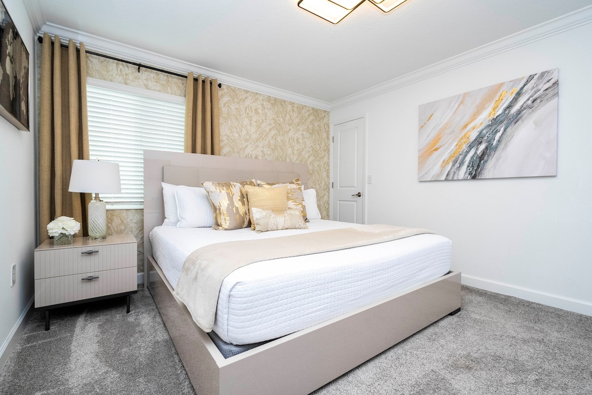 A queen sized bed for all the family members