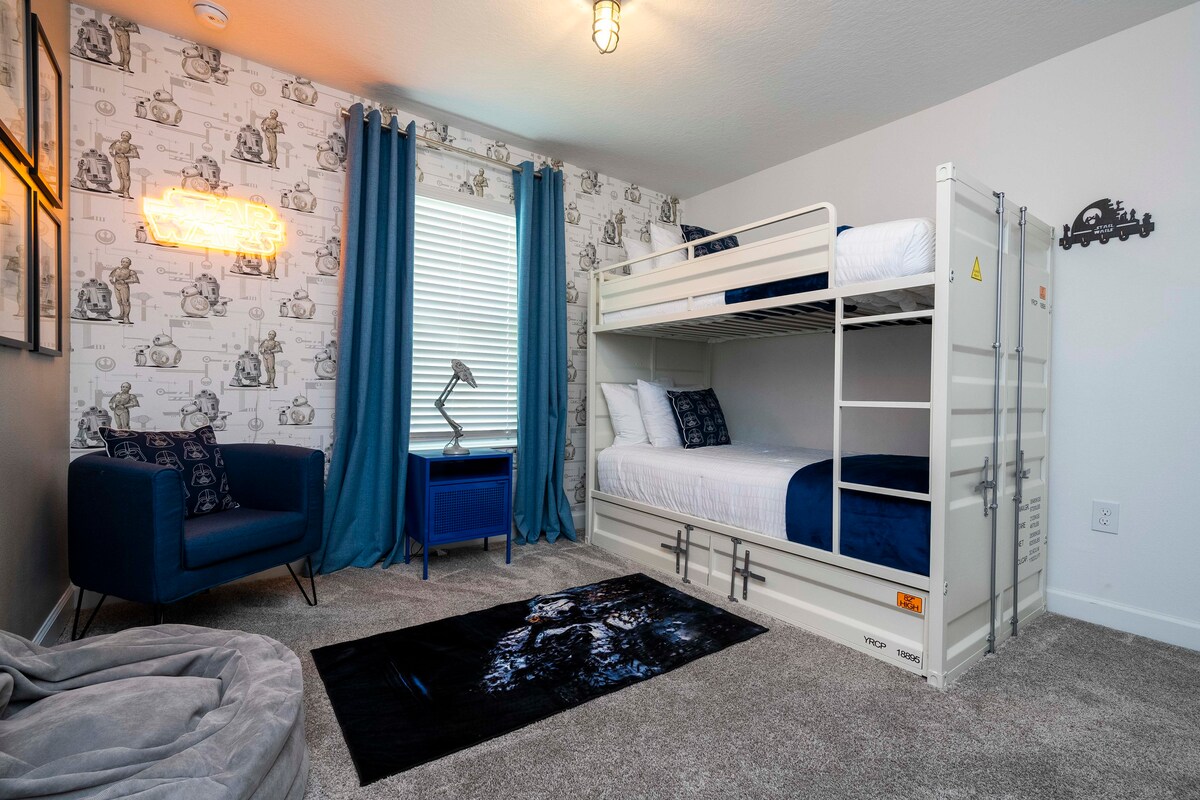 Step into our vibrant and spacious youth room, featuring a comfortable and roomy bunk bed. This beautiful and inviting space is designed with young guests in mind, offering ample room to relax and unwind after a day of vacation adventures. 
