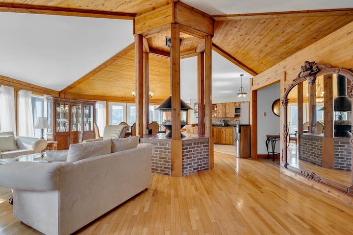 Cosy Lake Paradise 4-Bed Retreat, Pet Friendly