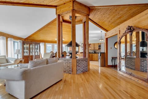 Cosy Lake Paradise 4-Bed Retreat, Pet Friendly