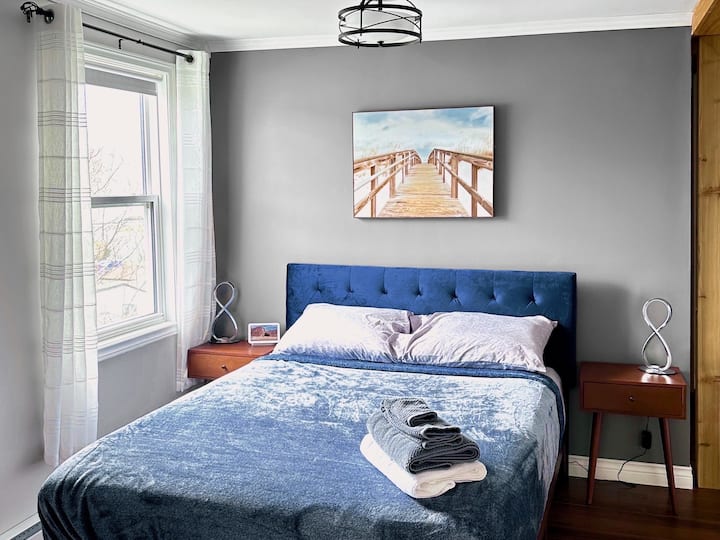 غرفة النوم رقم1 بسرير كبير ومصابيح قراءة LED حديثة