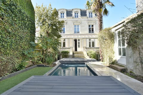 Private mansion in the city center with pool