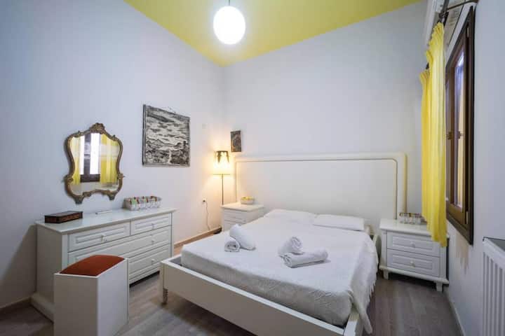 Vista del dormitorio, una cama doble.