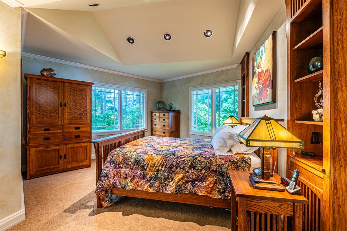 Cama principal con baño completo conectado.