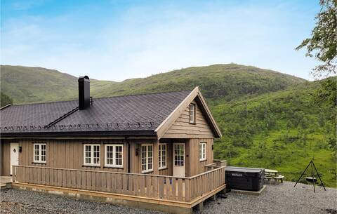 Gorgeous home in Norheimsund with kitchen