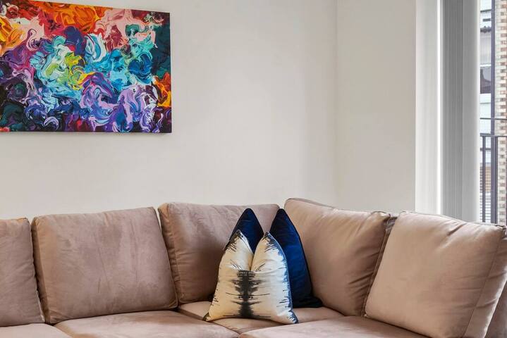 Stylish and Comfy 3-Bedroom Flat with Terrace gallery image 2