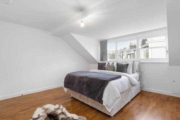 Stylish and Comfy 3-Bedroom Flat with Terrace