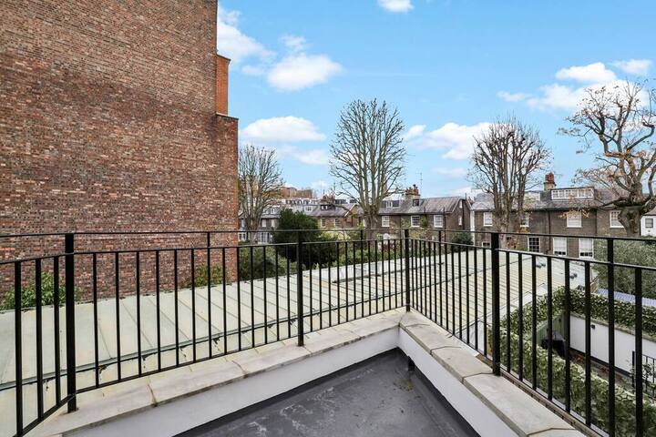 Stylish and Comfy 3-Bedroom Flat with Terrace gallery image 4