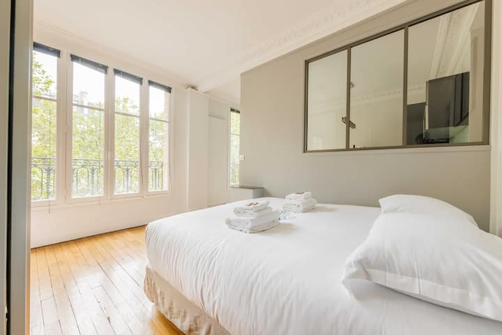 ห้องนั่งเล่นที่สว่างและเป็นกันเอง ตกแต่งอย่างมีรสนิยมเพื่อความสะดวกสบายสูงสุด