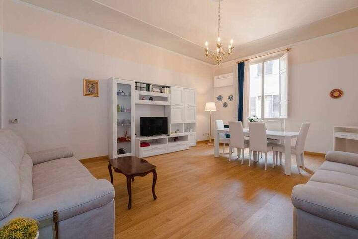 Ghibellina Elegant Apartment with 4 bedrooms gallery image 2