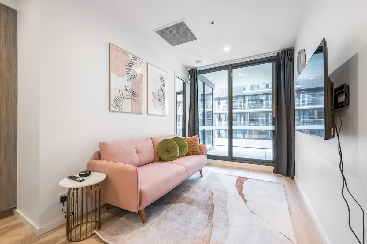 Popular Airbnb listing: @Tranquil 2-Bed Oasis in Canberra CBD with Netflix in Braddon