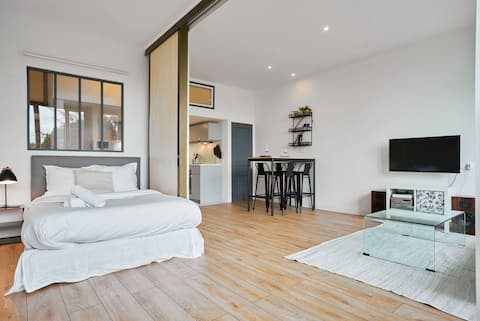 Top Airbnb: Charming and quiet apartment on the main boulevard in Saint Maurice Pellevoisin