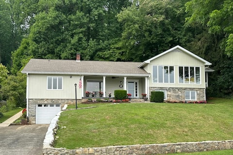 4BR lakefront dog-friendly house with dock & pool