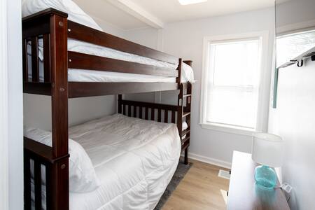 Chumba kidogo zaidi cha kulala kilicho na vitanda kamili.