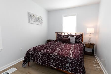 Chumba kikuu cha kulala kina kitanda cha ukubwa wa malkia.