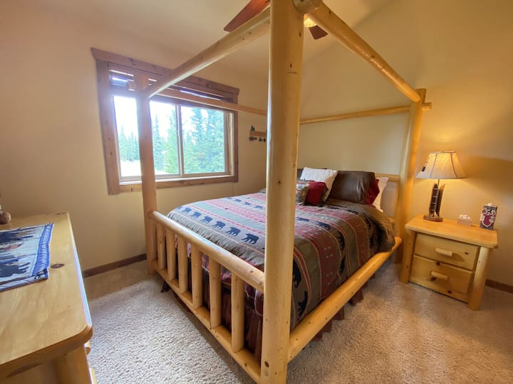 La chambre Bear dispose d'une grande commode et d'un placard avec un lit queen size somptueux