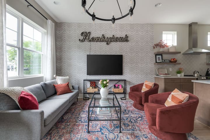 The Wildflower – Rooftop + Hot Tub + Fire-pit!