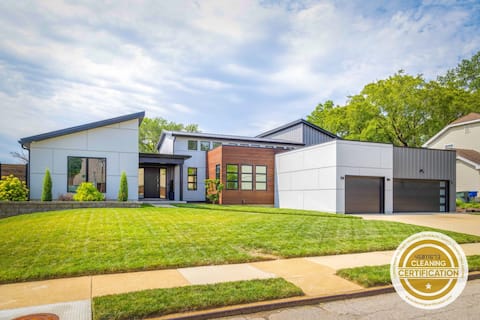 Modern Luxury w/ Saltwater Pool / ABODEbucks