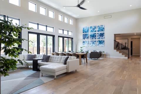 Modern Luxury w/ Saltwater Pool ABODEbucks