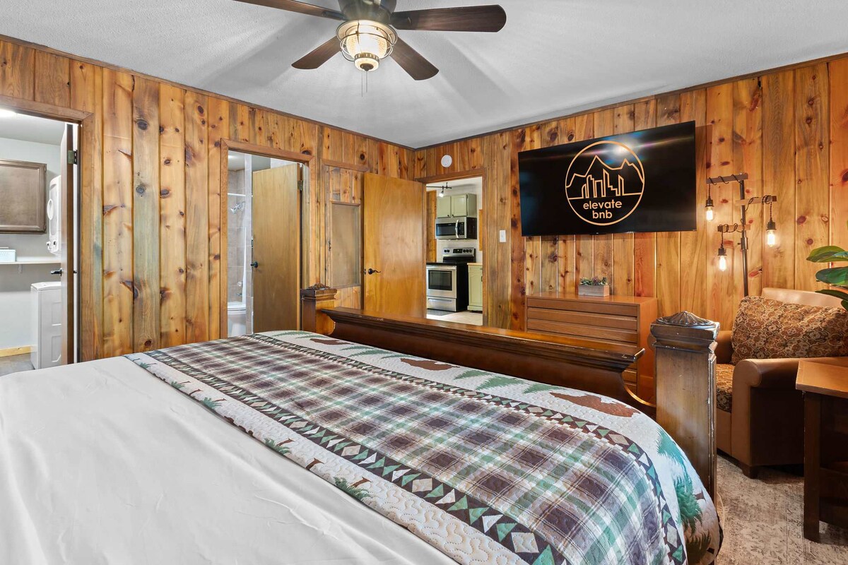 Spálňa má ďalší veľký HD televízor, takže môžete sledovať televízor z postele.