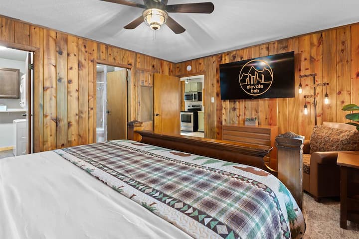 تحتوي غرفة النوم على تلفزيون كبير عالي الدقة آخر حتى تتمكن من مشاهدة التلفزيون من السرير!