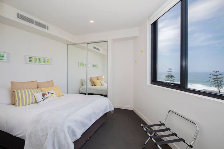 غرفة النوم الثانية مزينة بنوافذ كبيرة تسمح بدخول الكثير من الضوء الطبيعي ونسيم البحر عبر الغرفة. 
