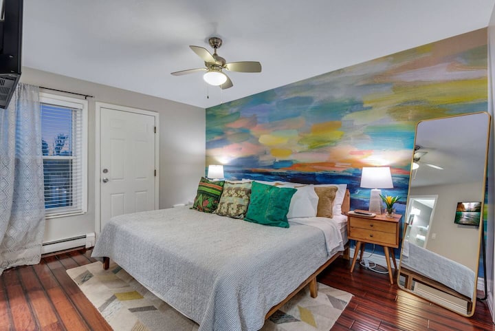 חדר "זריחה ", מיטת קינג סייז עם מצעים איכותיים והרבה כריות, חדר רחצה פרטי צמוד, טלוויזיה חכמה, ארון גדול עם אחסון, תריסים מחשיכים בחדר.