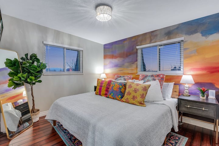 חדר "השקיעה ", מיטת קינג סייז עם מצעים איכותיים והרבה כריות, חדר רחצה ושירותים צמוד, טלוויזיה חכמה, ארון גדול עם אחסון, תריסים מחשיכים בחדר.