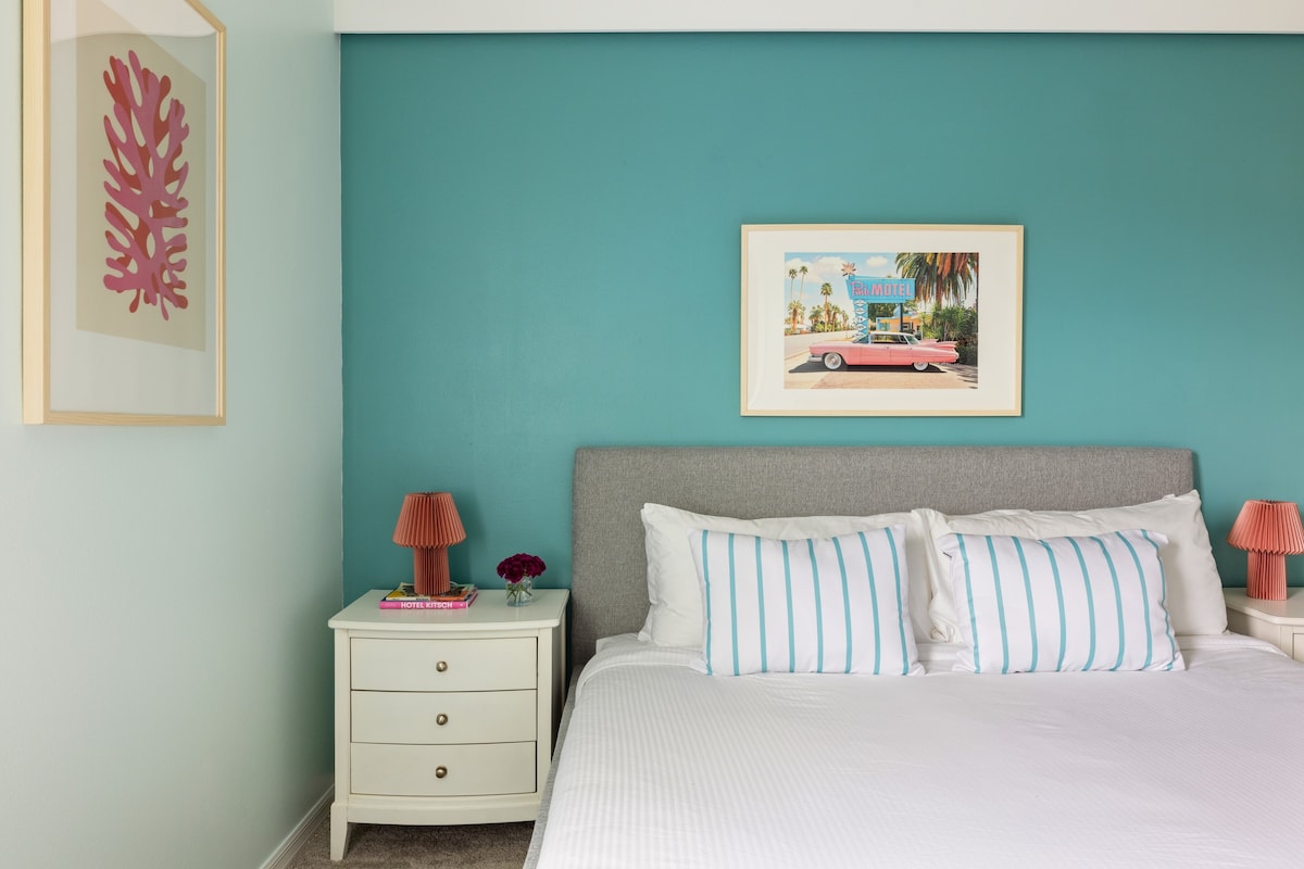 El dormitorio 7 cuenta con una cama tamaño queen, TV y un baño privado.