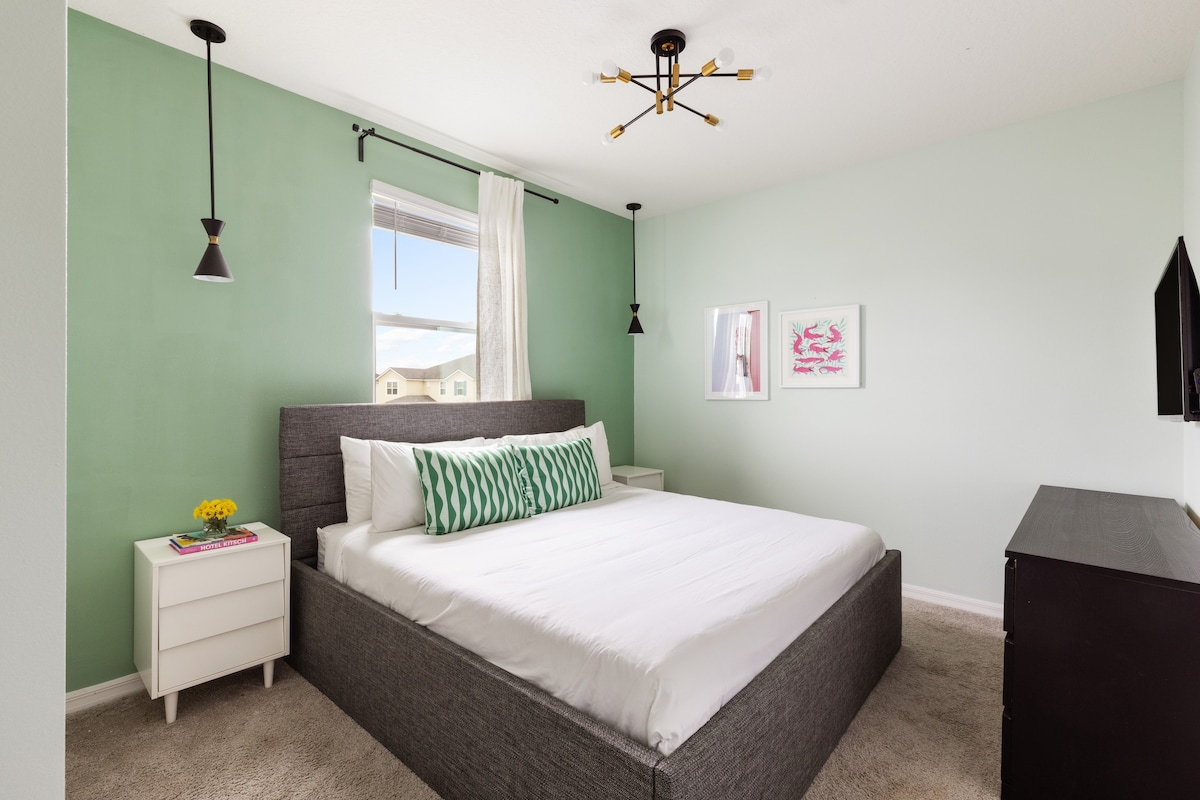 El dormitorio 8 cuenta con una cama tamaño queen, un televisor y un baño privado.