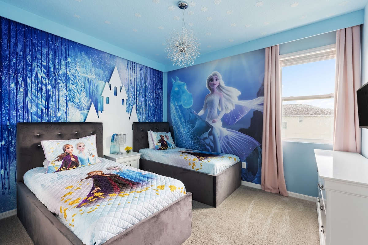 El dormitorio 2 cuenta con dos camas individuales individuales, un televisor y un baño privado.