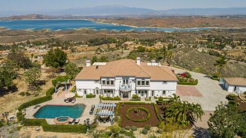 Stunning Palace! W/Pool & Hot Tub, Great Views!