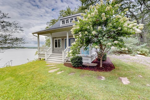 1BR sunny cottage with river views and grill