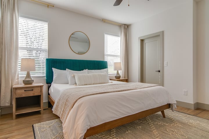 ターコイズの水しぶきのあるモダンな寝室