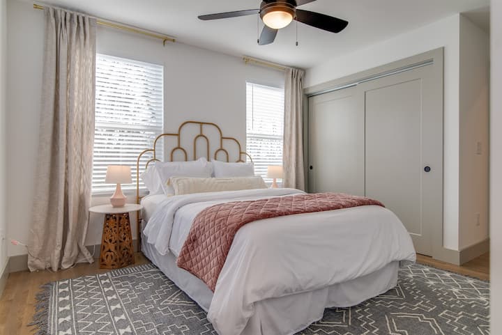 楽しいベッドフレーム付きの快適な寝室