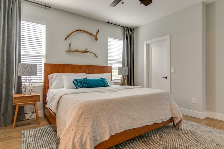 広々としたベッドでぐっすり眠ろう