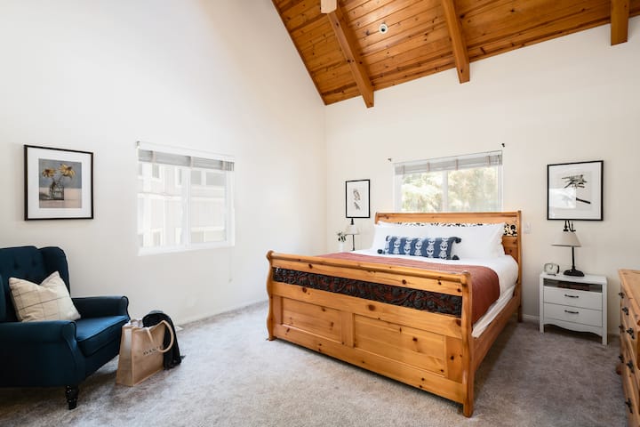 Chumba cha kulala cha msingi kina kitanda aina ya king.