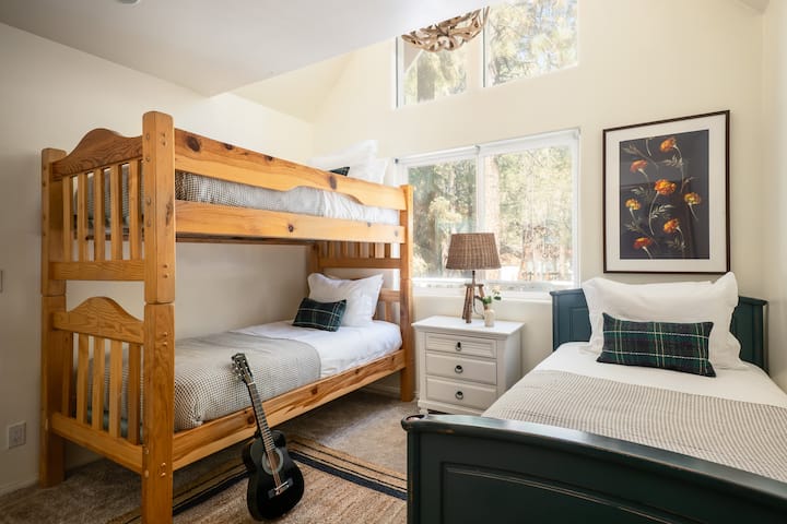 Chumba cha kulala 2 kina kitanda cha ghorofa na kitanda kamili.