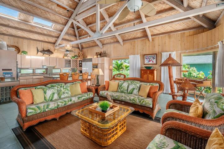 Beachfront Getaway with Panoramic Views gallery image 4