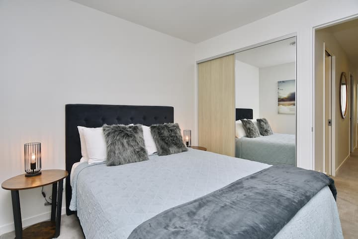 Საძინებელში 2 არის საწოლი 152 × 203 სმ