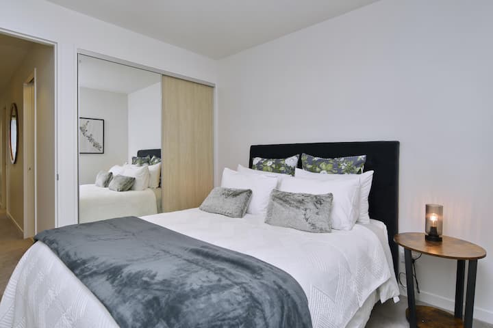 1 საძინებელში არის საწოლი 152 × 203 სმ